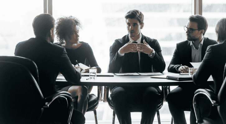 Плюсы и минусы стилей руководства: как выбрать подходящий для контроля рабочего времени